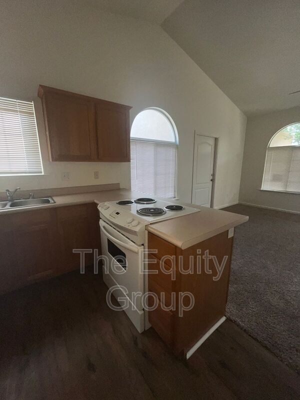 Building Photo - 2911 S Sallee Ct