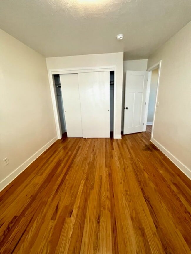 Building Photo - Wonderful Single Level Updated home with A/C!