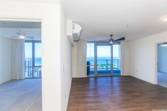Building Photo - Priced Low to Sell!! Top floor with floor to ceiling windows to enhance the spectacular ocean