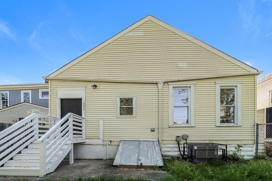 Building Photo - 726 S 35th St