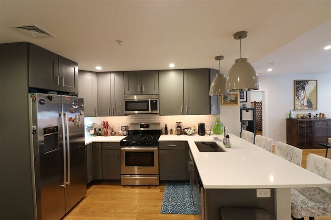 Primary Photo - 125 Harrison St