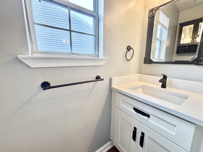 Building Photo - Gorgeous 3 Bedroom Home In Virginia Beach