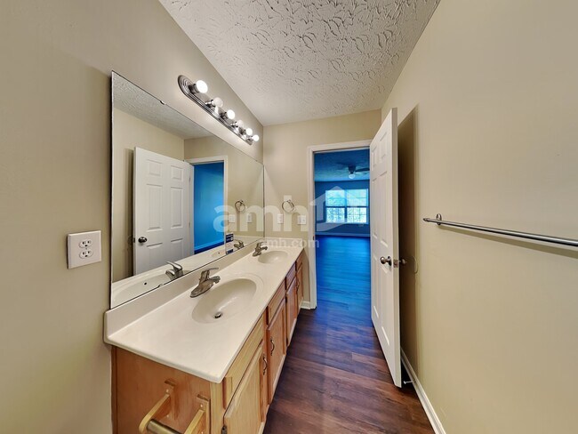 Building Photo - 2807 Presidential Dr