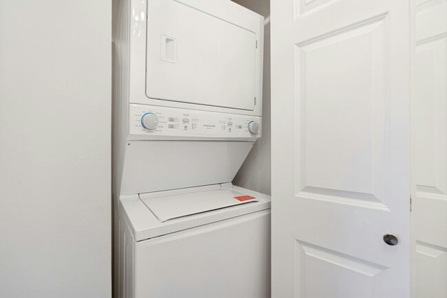 Building Photo - 100 Old Palisade Rd