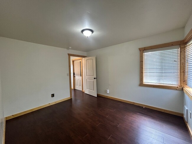 Building Photo - 780 6th Ave