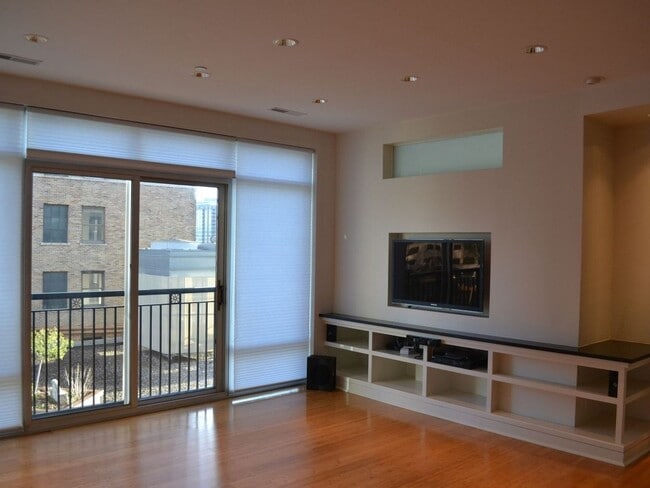 Building Photo - Clean downtown style 1 bedroom apartment