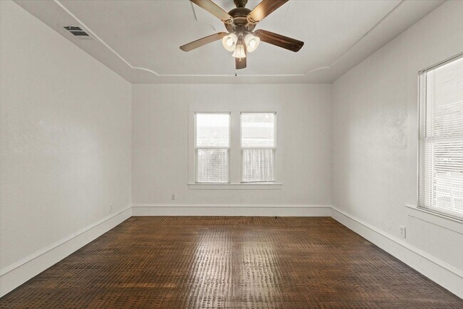 Building Photo - 927-929 S Rosemont Ave