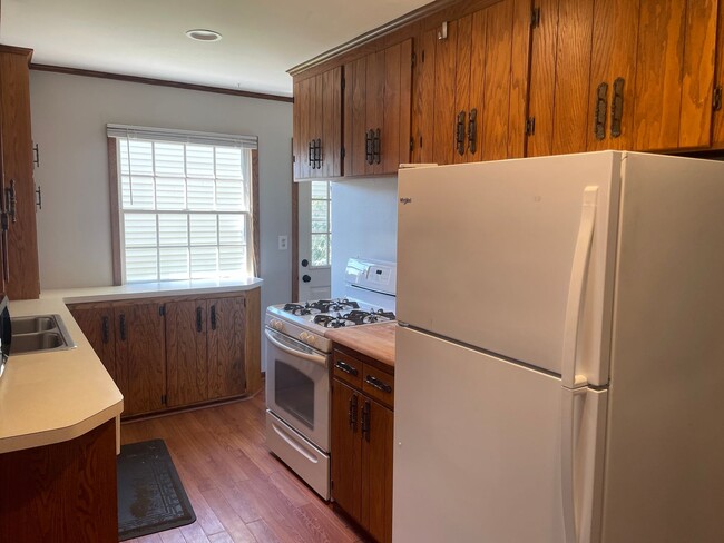 Building Photo - Charming Bungalow Available - Walk To Sout...