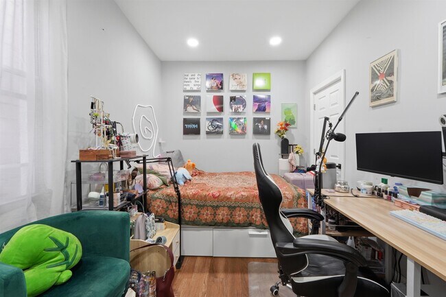 Building Photo - 17 Troy St