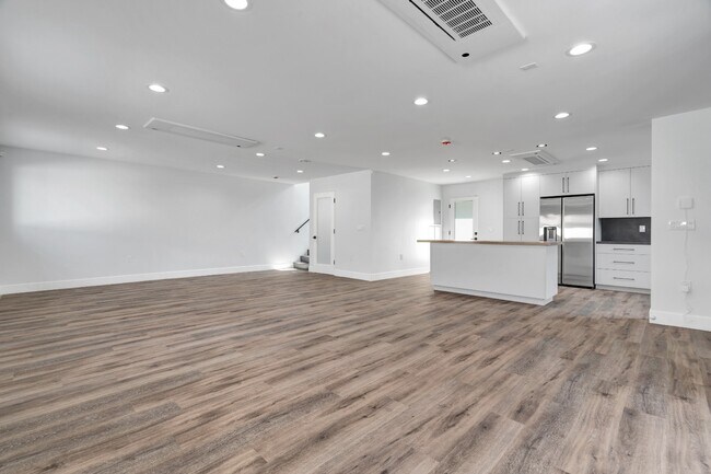 Building Photo - Spacious 3BR NoHo Home w/ Luxury European Finishes