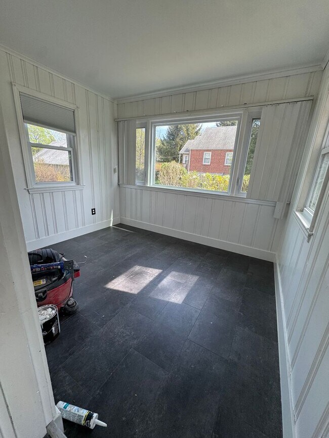 Building Photo - Single Family Home - Over 1 Acre of Land!