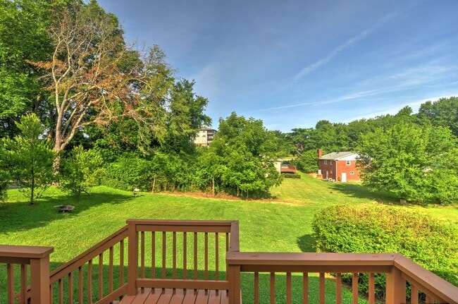 Building Photo - Cute 2 bedroom - Close to Downtown Carrboro and UNC!