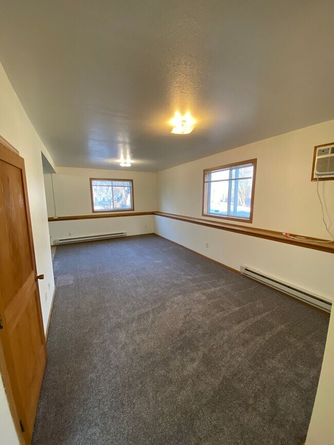 Building Photo - Large 2 Bedroom in Faribault