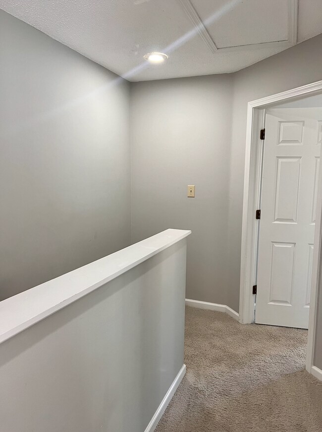 Building Photo - 864 E Sherwood Hills Dr