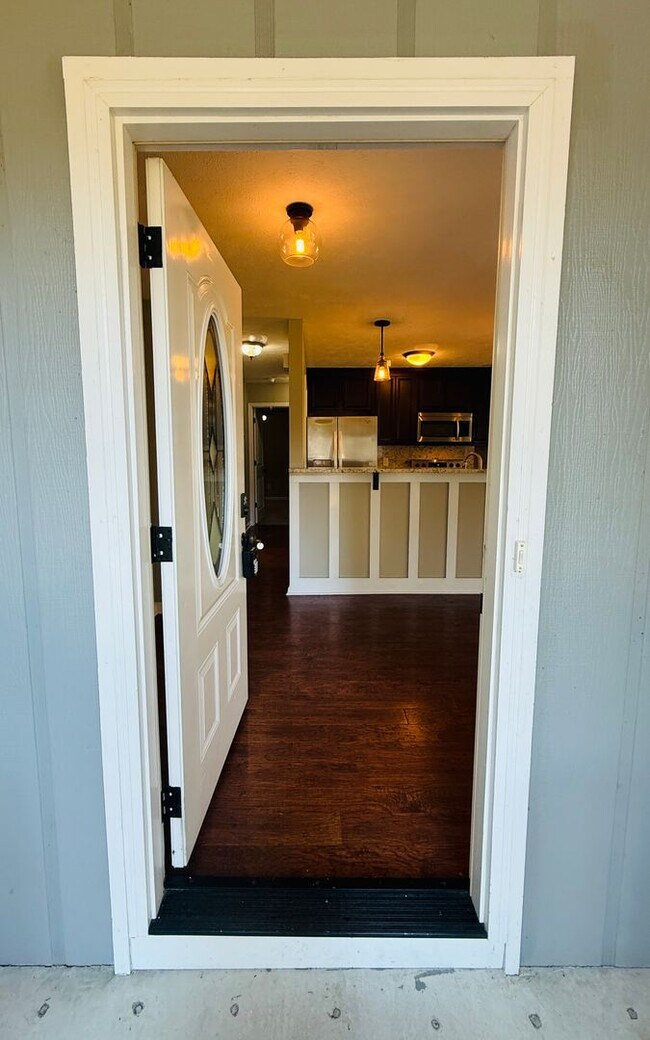 Building Photo - Middle Creek