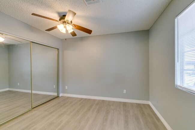 Building Photo - 2117 Willowbury Dr