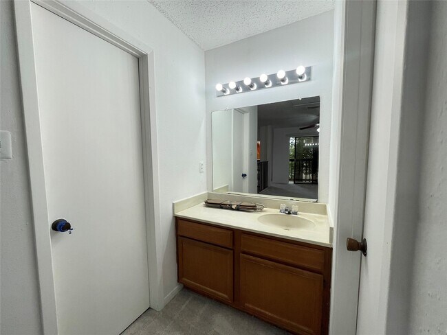 Building Photo - 3909 Tanglewilde St