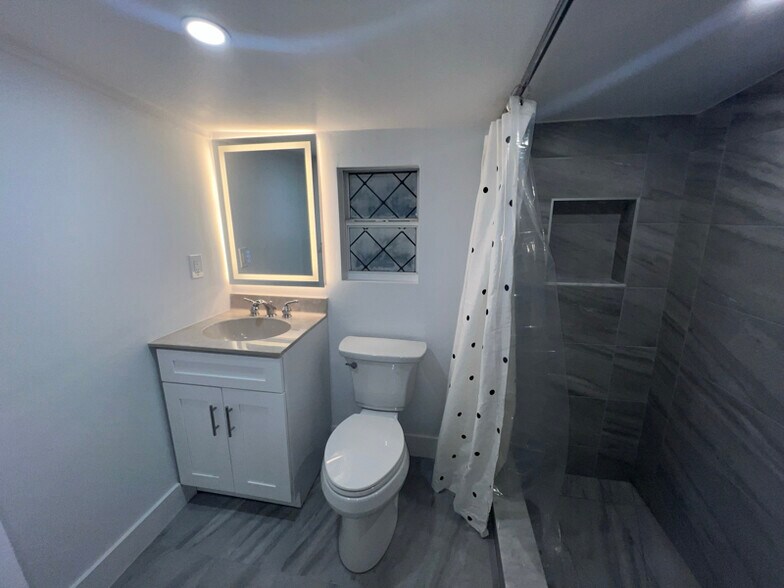 Building Photo - 6439 Willow Wood Ln