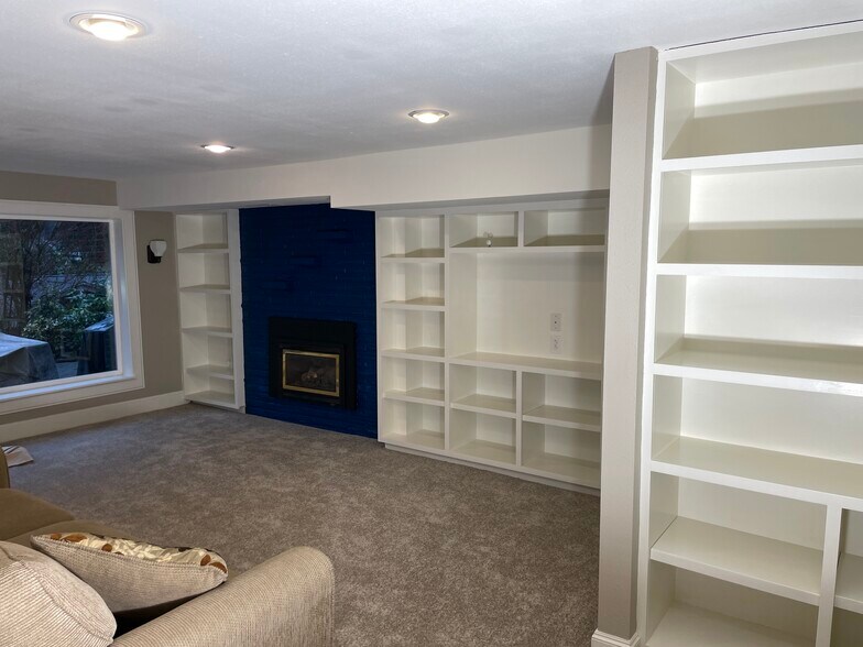 Lots of bookshelves - 14646 196th Ave SE