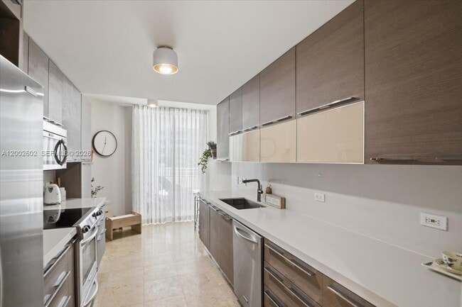 Building Photo - 801 Brickell Key Blvd