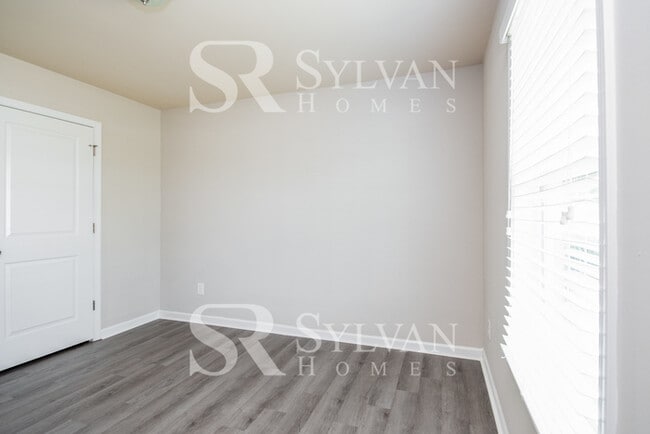 Building Photo - Spacious 3BR 2BA Home Awaits You!
