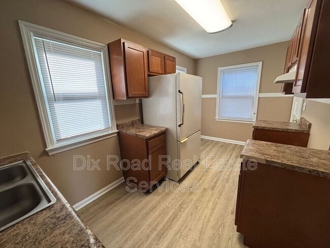Building Photo - 713 Verona Rd