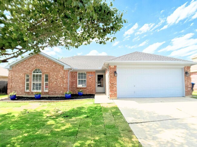 Building Photo - Fully Renovated 3-Bedroom in North Fort Wo...