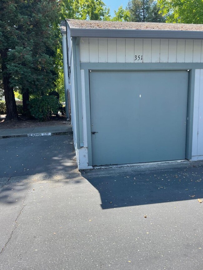 Building Photo - 3 bedroom 2.5 bath townhome Available now!