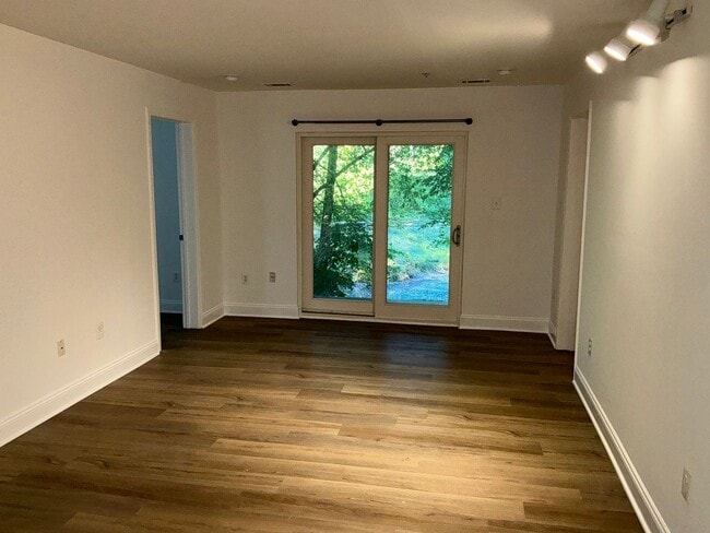 Building Photo - Beautiful 3BR 2BA condo located in the Dec...