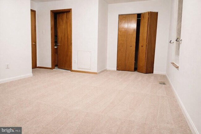 Building Photo - 524 Longshore Ave