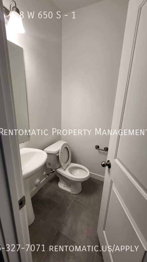 Building Photo - 948 W State Rd