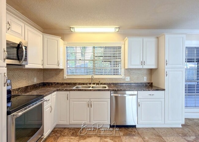 Building Photo - 7865 Apollo Dr