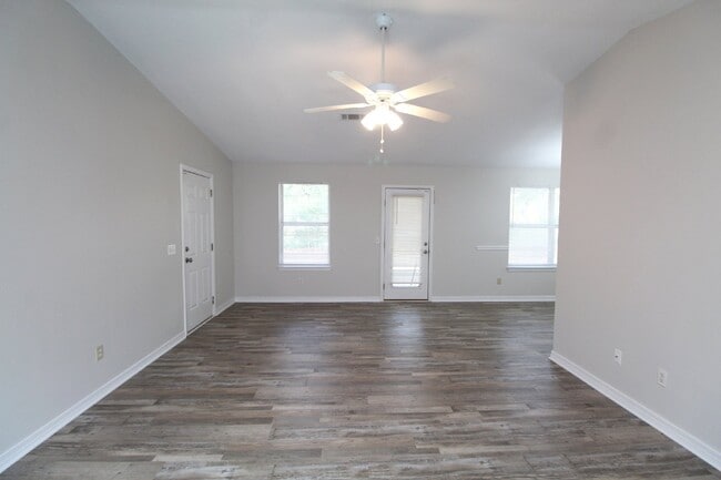 Building Photo - Southwest Pensacola Home – 3 Bedrooms, Gar...