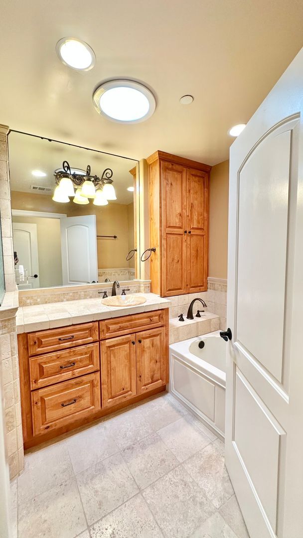 Building Photo - Stunning and Well Appointed High-End Two-S...