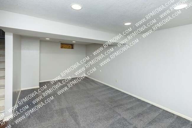 Building Photo - 312 NE Trilein Dr