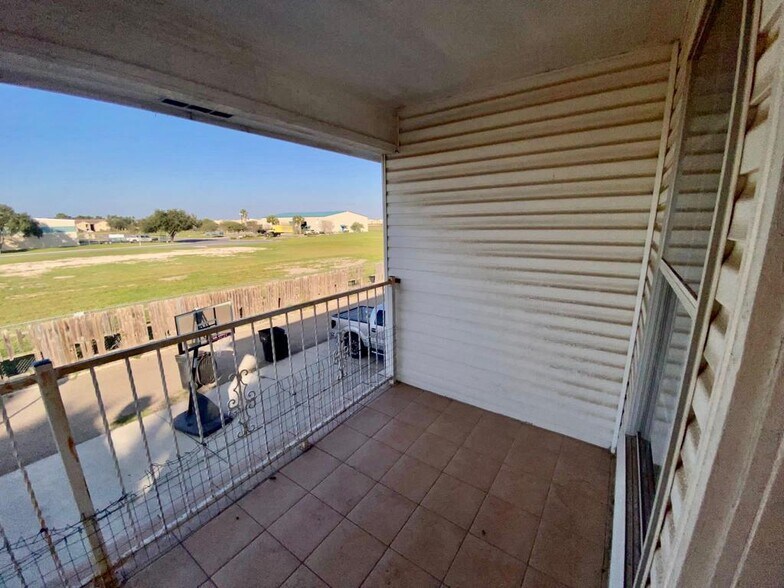 Building Photo - 1013 E Westway Ave