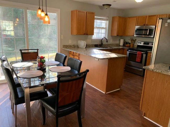 Building Photo - 2821 Trestle Ct SW
