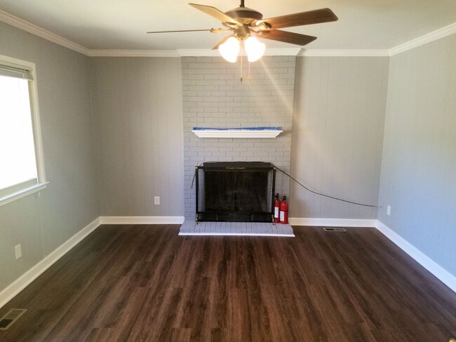 Building Photo - Great updated ranch in convenient location