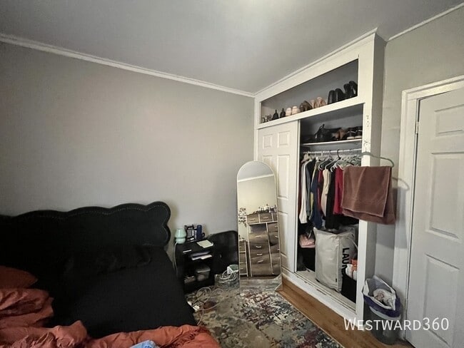 Building Photo - 1626 W Sherwin Ave