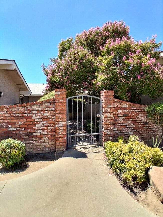 Building Photo - 6061 N Bungalow Ln