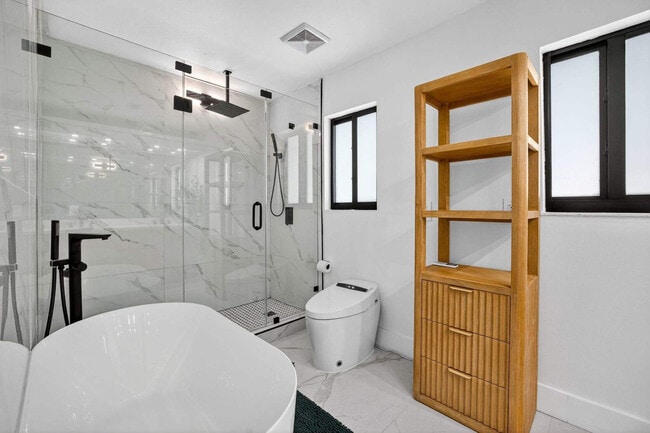 Building Photo - 511 S Riverhills Dr