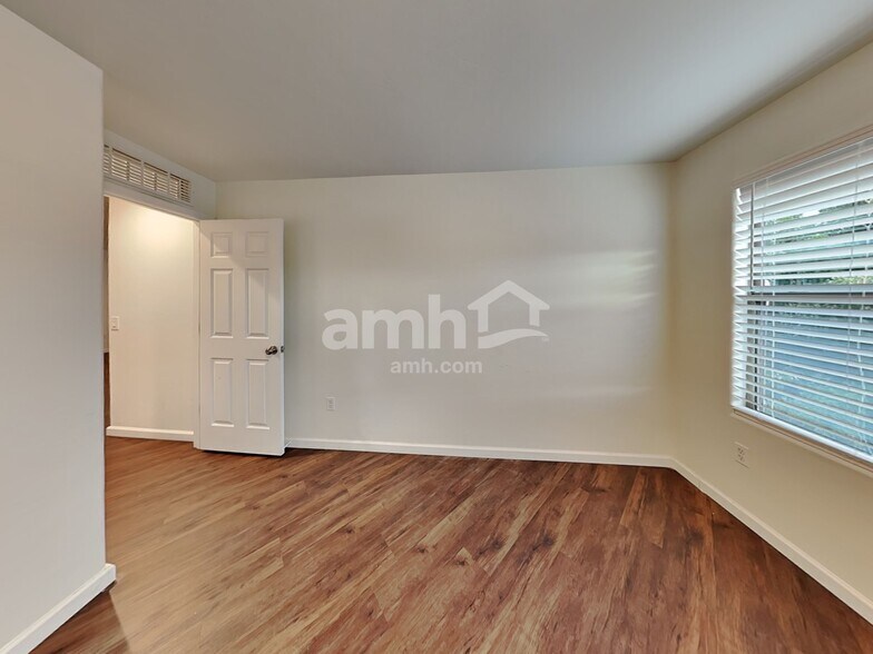 Building Photo - 119 S Beyerville Pl