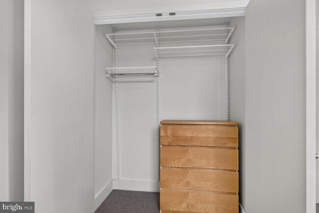 Building Photo - 809 Otis Pl NW