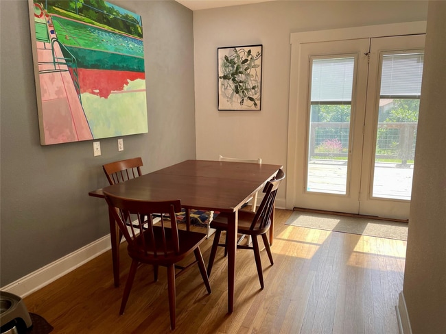 Building Photo - Hyde Park gem with Casita!!!