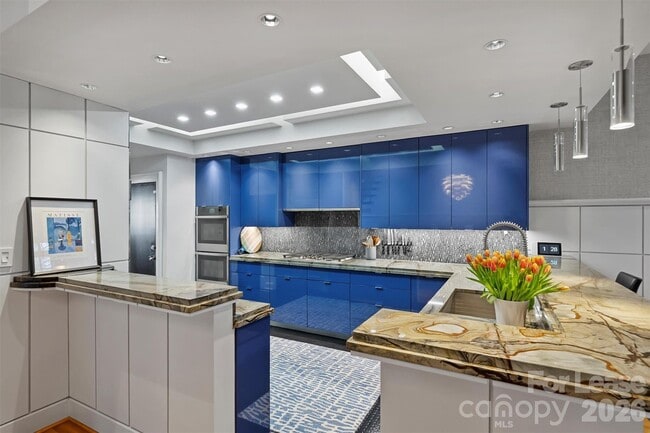 Building Photo - 1124 Dilworth Crescent Row