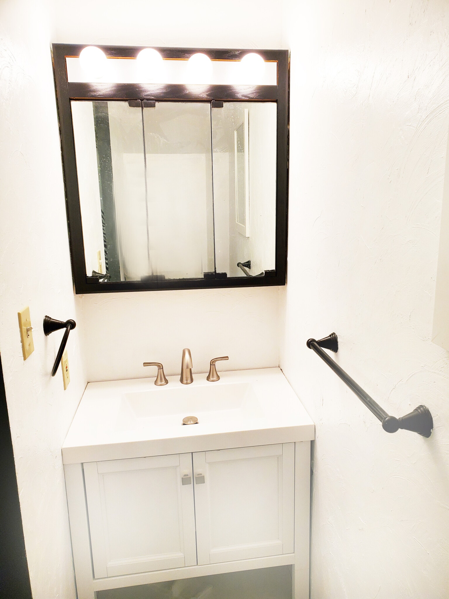ALL NEW SINKS AND FAUCETS - 27 Richmond St