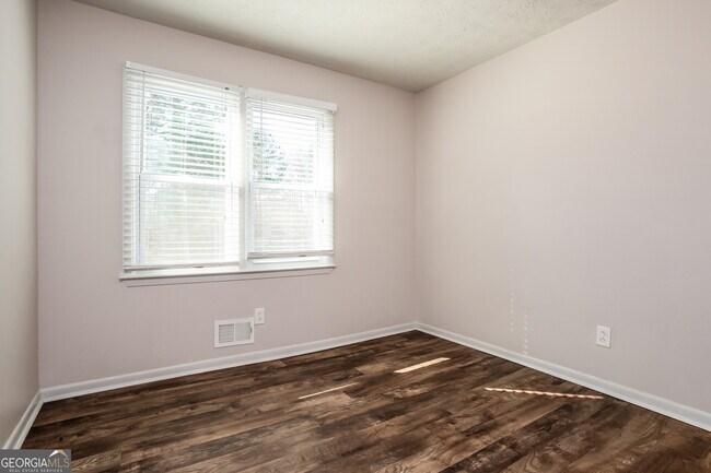 Building Photo - 537 Plainville Dr SW