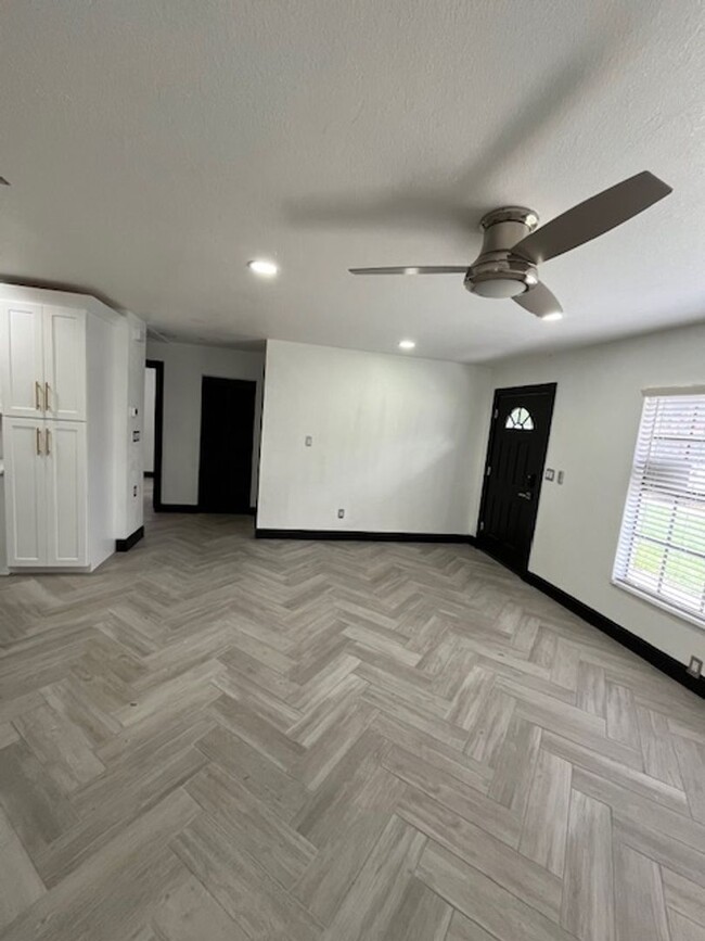 Building Photo - Fully remodeled gorgeous 2/1