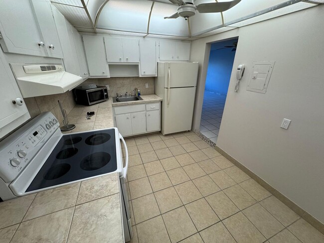 Building Photo - 2 Bed 2 Bath Condo Just Steps From The Oce...