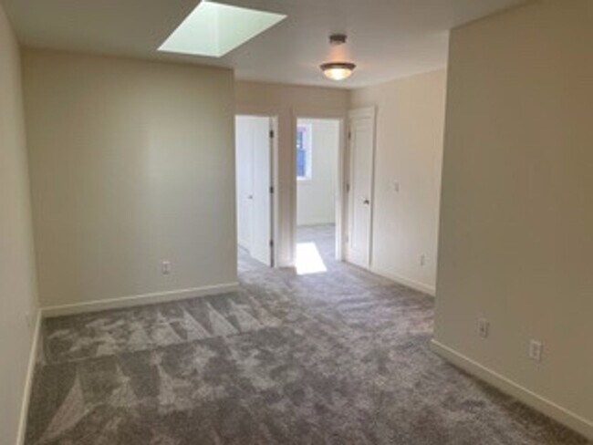 Building Photo - End unit Pahlish Townhome!